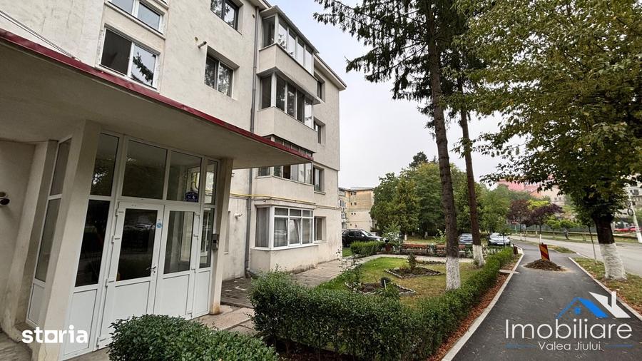 Apartament 2 camere Petro?ani, Str. Oituz, Etaj 1 - 4