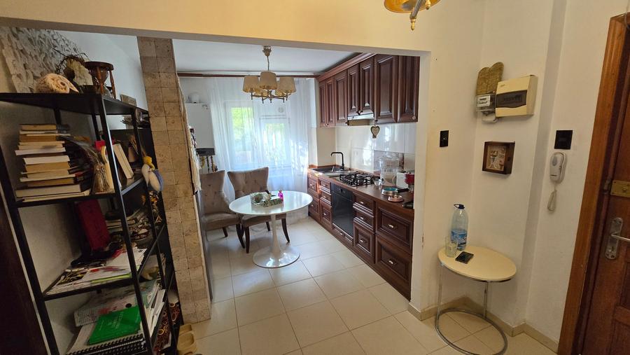 Apartament cu 3 camere decomandat în Titan