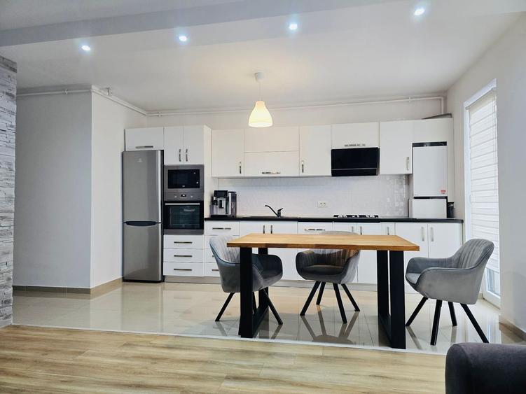 Apartament cu 3 camere decomandat, mobilat în Girocului