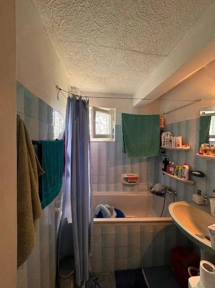 Apartament cu 3 camere semidecomandat în Gojdu