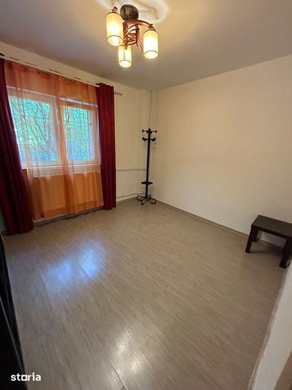 Apartament cu 3 camere semidecomandat în Șerban Vodă