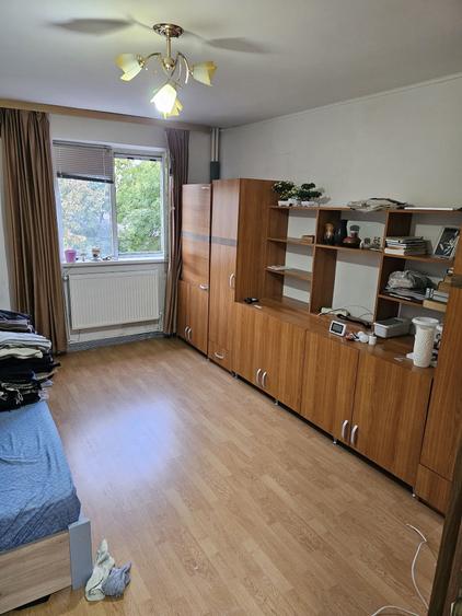 Apartament cu 3 camere semidecomandat în Podu Roș