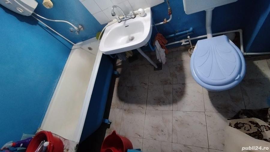 Apartament cu 3 camere semidecomandat în Lupeni