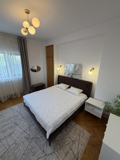 Apartament cu 3 camere semidecomandat, mobilat în Ultracentral