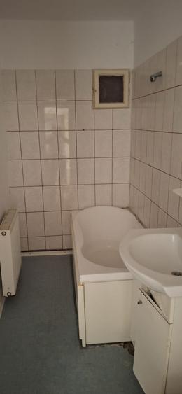 Apartament 3 camere    zona Big centru, etajul 4/4(  acoperis) decomandat cu CT. - 2
