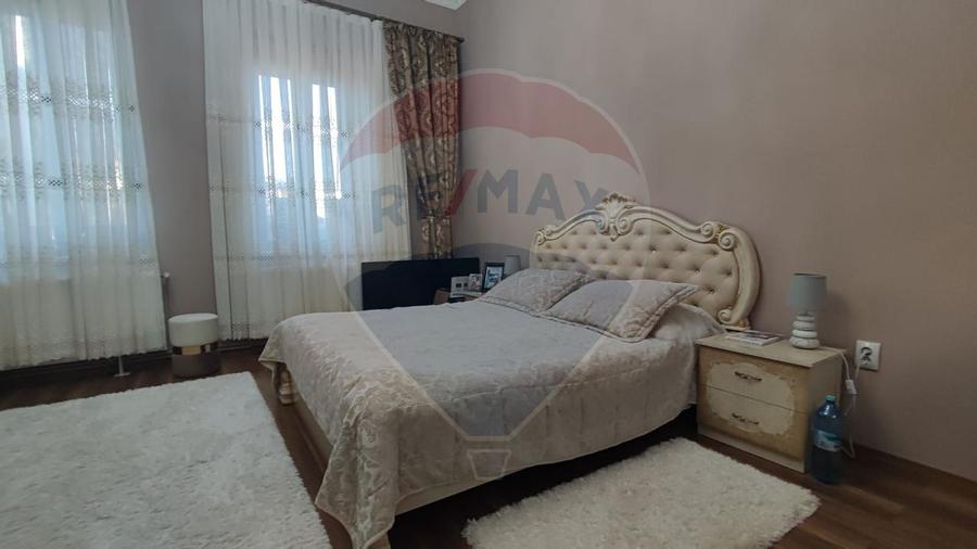 Apartament spatios la curte 2 dormitoare Salonta str. Republicii - 10