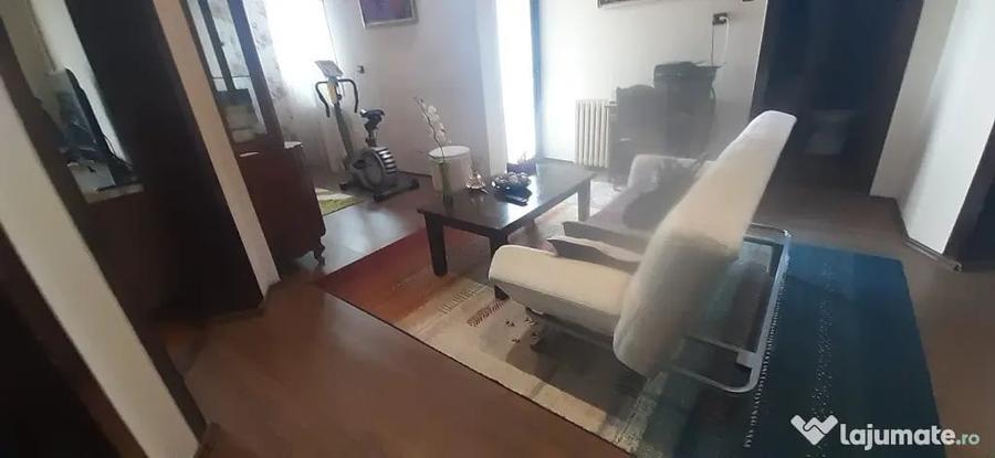 Apartament cu 3 camere decomandat în Central