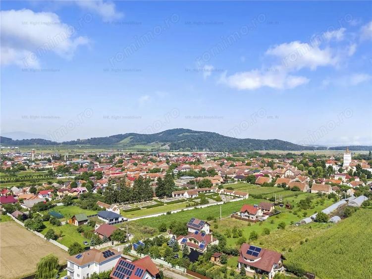 Casa Vila superba cu 5 camere si 922 mp teren Harman Brasov - 1