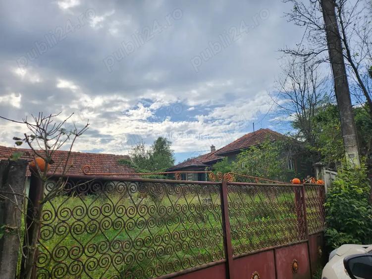Ofer spre vanzare casa + teren intravilan