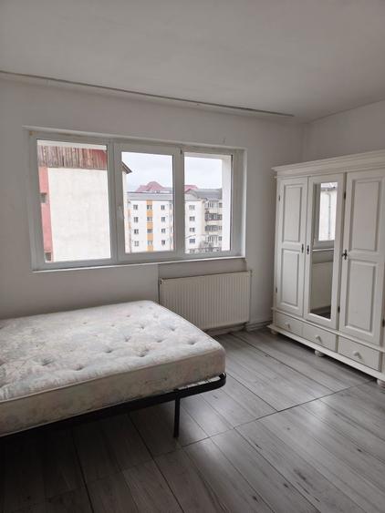 Inchiriez apartament 3 camere - 2