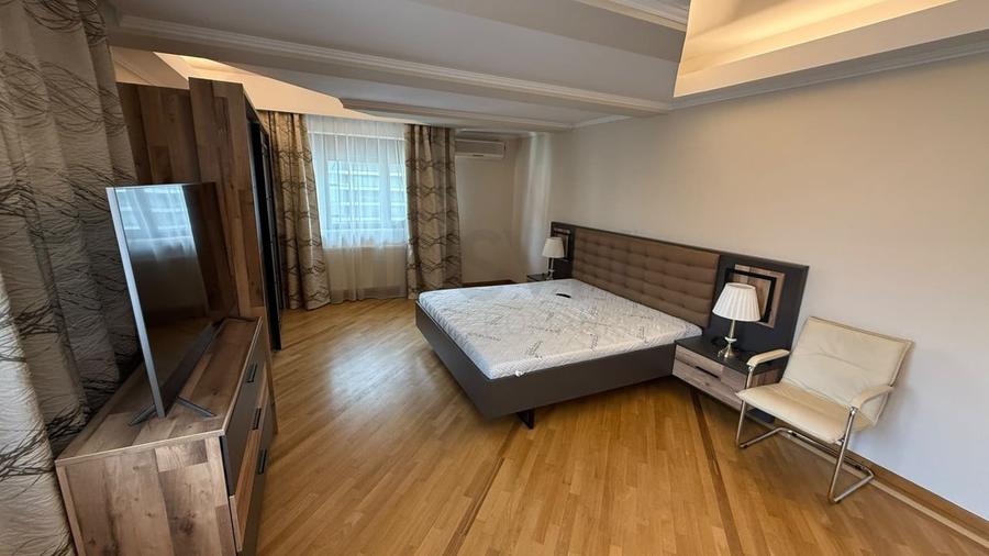 Apartament cu 4 camere decomandat în Herăstrău