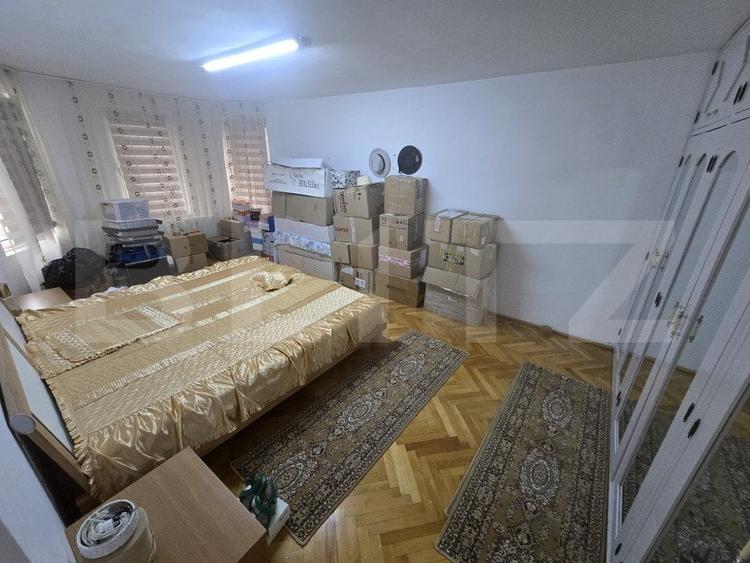 Casă individuală cu 9 camere cu Canalizare în Cetate