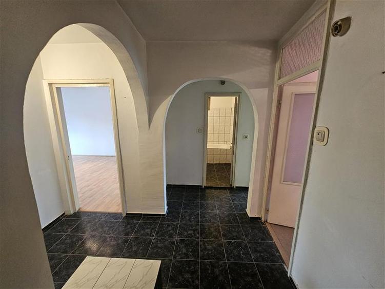 Apartament cu 3 camere decomandat în Micro IV