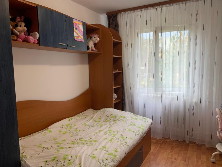 Apartament cu 3 camere semidecomandat în Berceni
