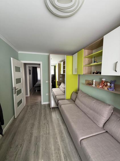 Apartament cu 4 camere semidecomandat, mobilat în Policlinica