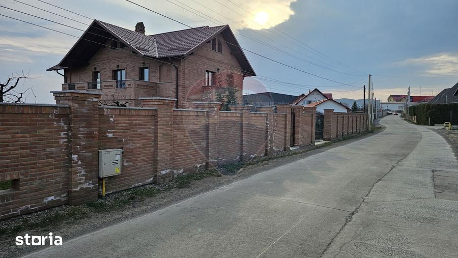 Casă cu 5 camere cu Teren 840 Mp în Șcheia