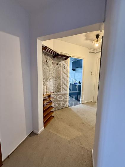 Apartament cu 3 camere semidecomandat, mobilat în Dâmbovița