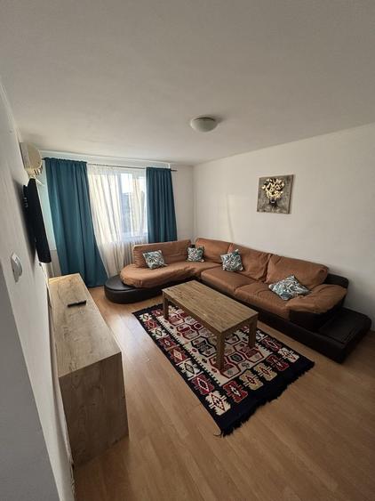 Apartament cu 3 camere semidecomandat în Apărătorii Patriei