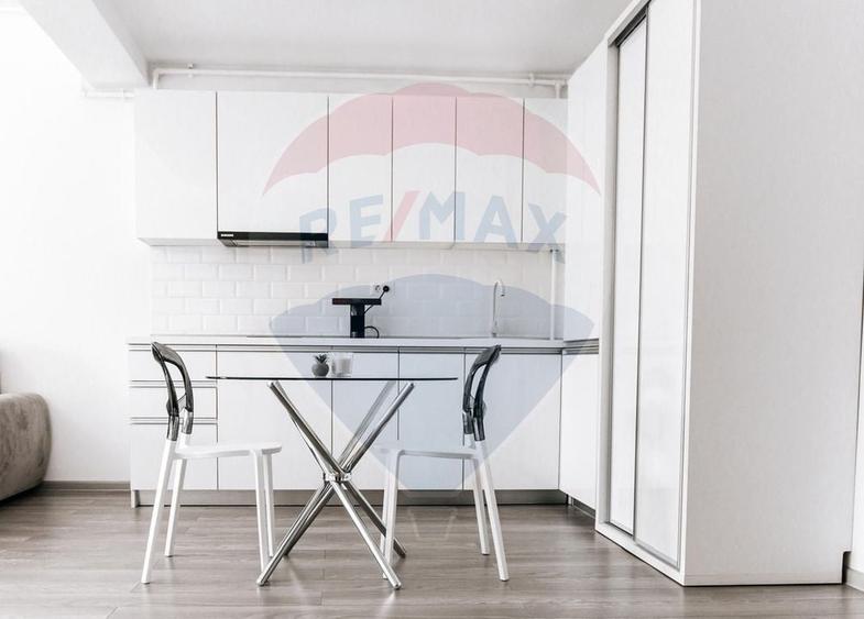 Apartament cu 2 camere semidecomandat, mobilat în Central — fotografia 3