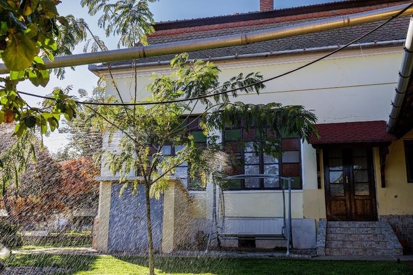 Casă individuală cu 3 camere cu Canalizare în Comloșu Mare