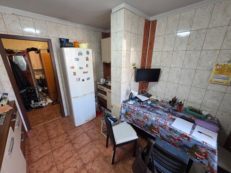 Liviu Rebreanu intersectie 1 Decembrie 1918, langa Auchan Titan, Poarta 4 - 3