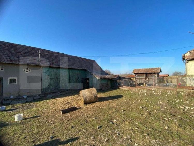 Casa veche cu 4 camere, teren 1800 mp, Henig - 1