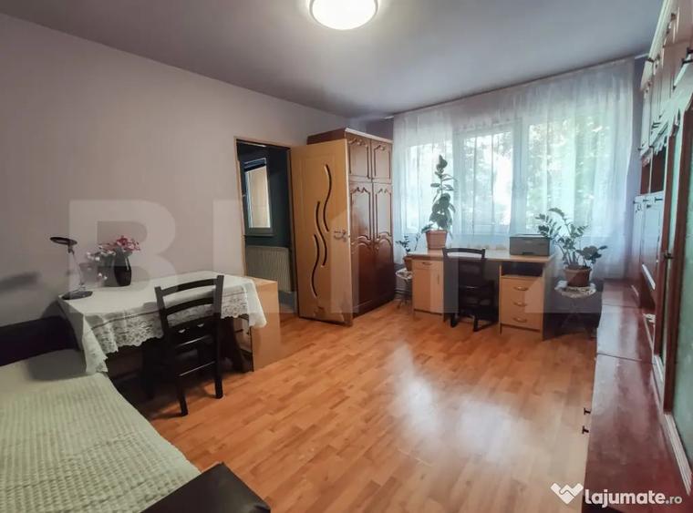 Apartament cu 3 camere semidecomandat în Micro 15