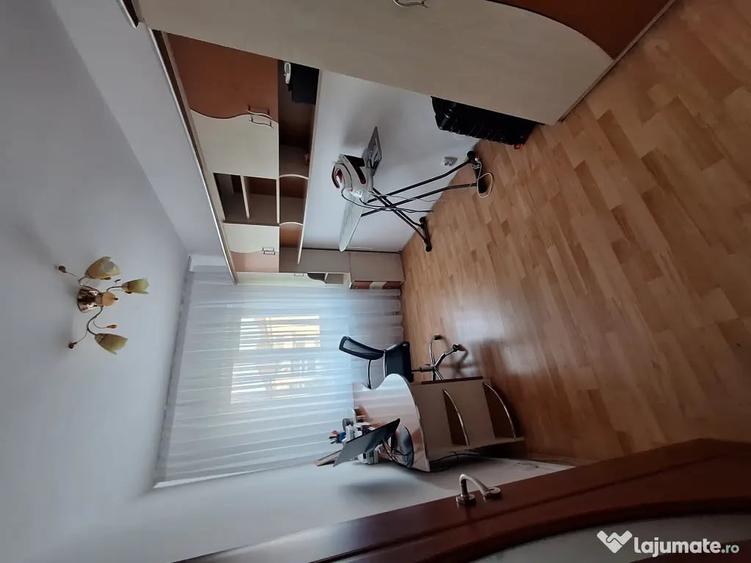 Apartament cu 3 camere decomandat în Rogerius
