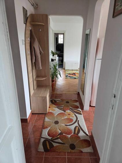 Apartament cu 3 camere semidecomandat în Central