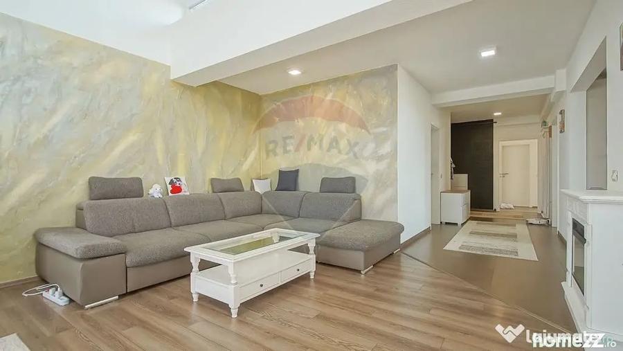 Apartament cu 3 camere decomandat în Cristian