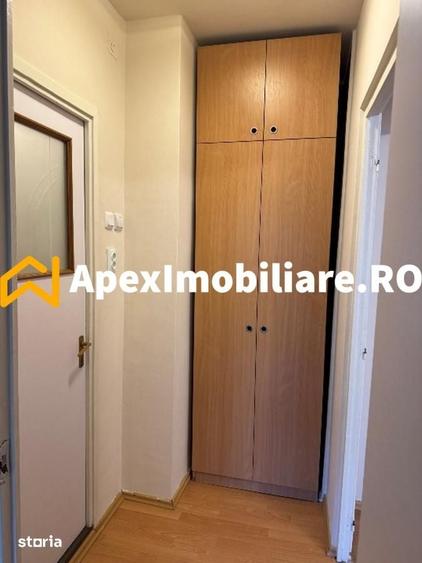 Apartament cu 3 camere semidecomandat în Tineretului