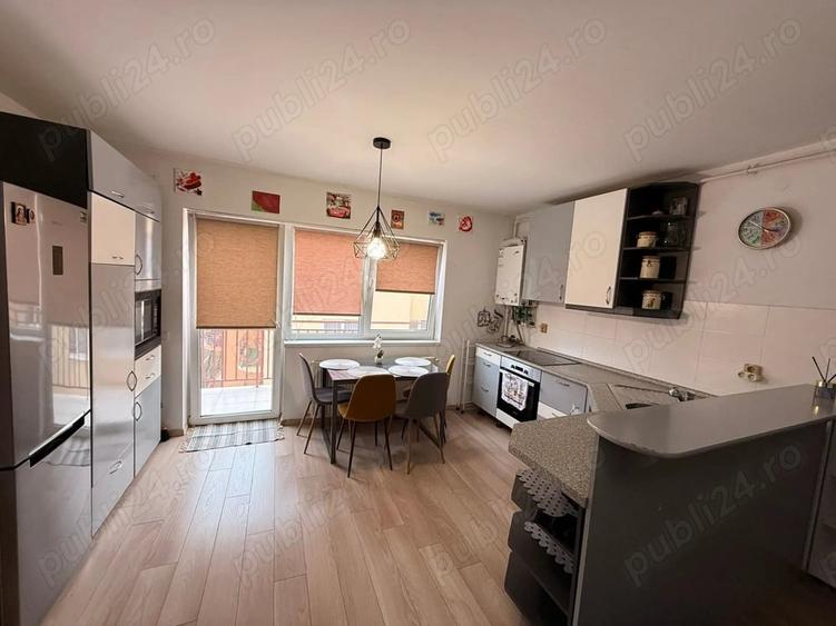 Apartament cu 3 camere semidecomandat în Florești