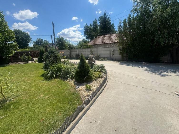 Casă individuală cu 9 camere cu Canalizare în Periș
