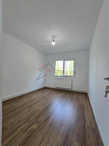 Etaj 1 - Piata Dacia, 4 camere decomandat cu 2 bai, liber - 3