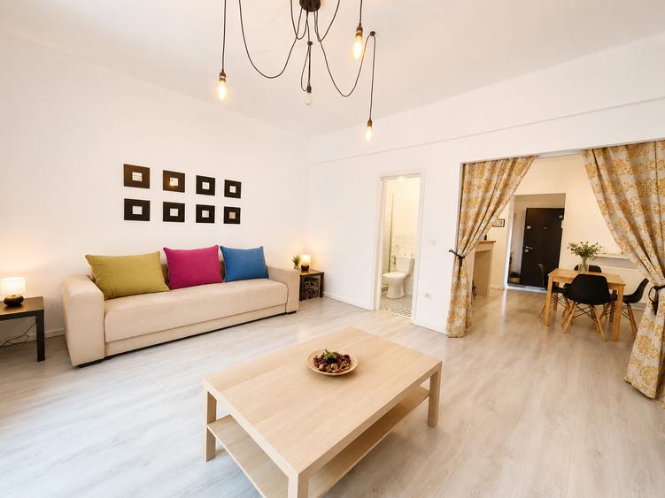 Apartament cu 3 camere semidecomandat, mobilat în Calea Victoriei