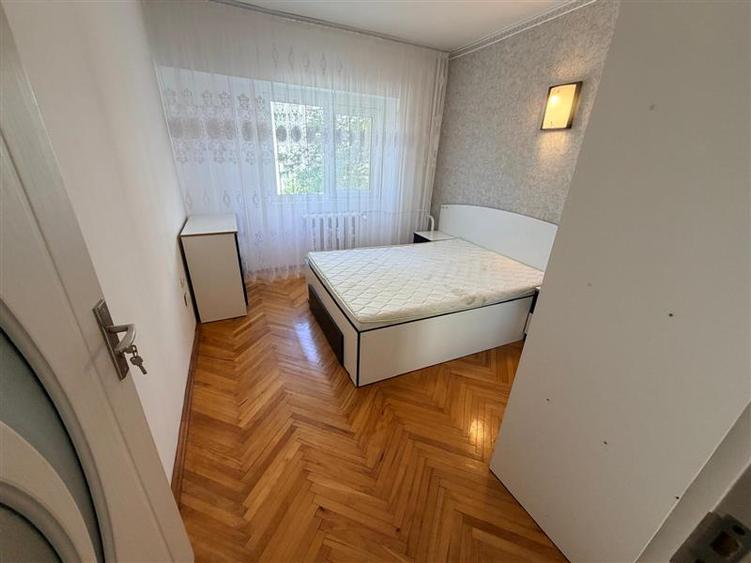 Apartament cu 3 camere decomandat, mobilat în Dacia