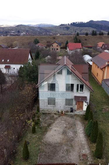 Casă individuală cu 5 camere cu Canalizare în Tărlungeni