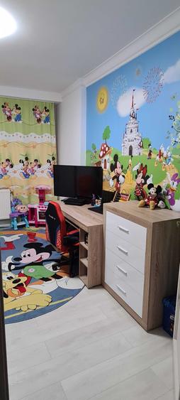 Apartament cu 3 camere semidecomandat în Central