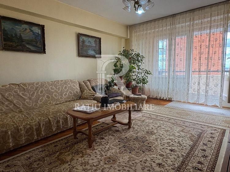 Apartament cu 4 camere decomandat, mobilat în Dacia