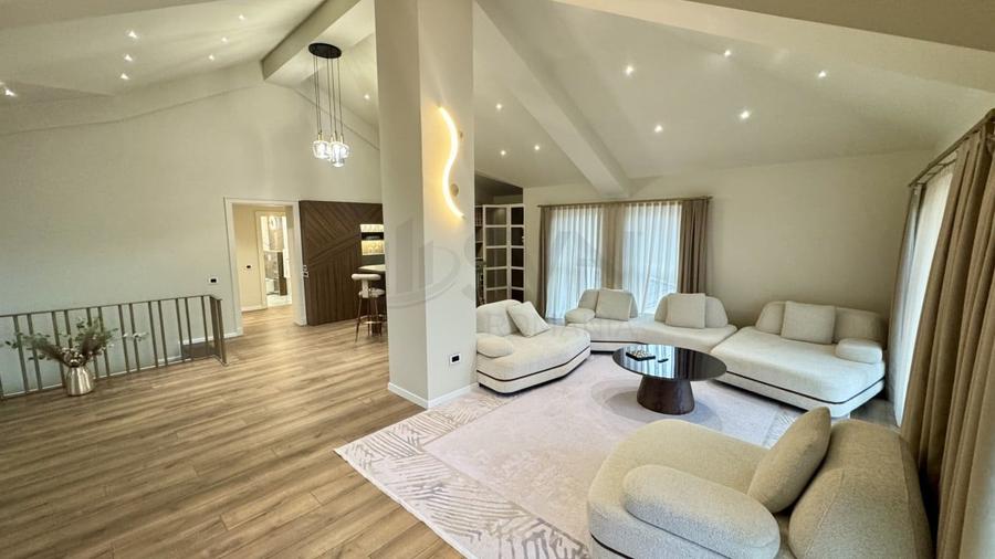 Casă individuală cu 10 camere cu Piscina în Cornu