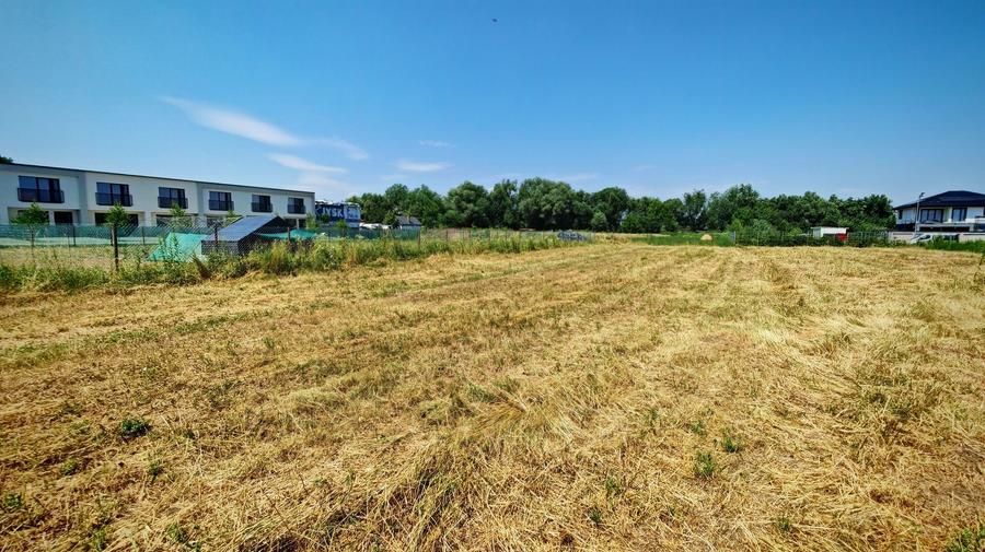 BARTOLOMEU,intravilan,intre case,suprafata de 774 mp,constructii P+2 - 11