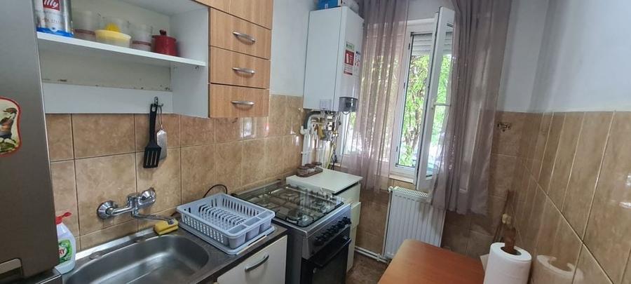Apartament cu 3 camere semidecomandat în Km 4
