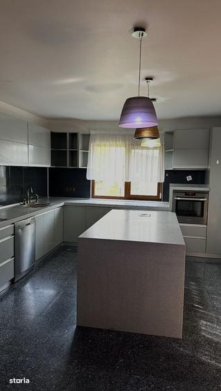 Casă cu 4 camere în Central