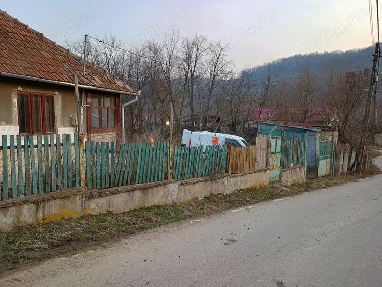 Casa batraneasca cu teren de vanzare - 1