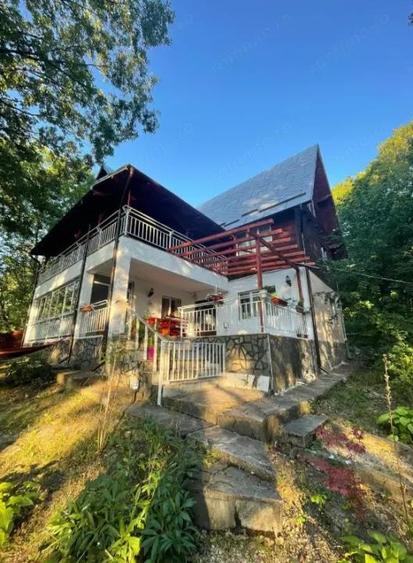 Vila spa?ioasa de vanzare in Breaza, 270 mp utili si teren de 6242 mp - 2