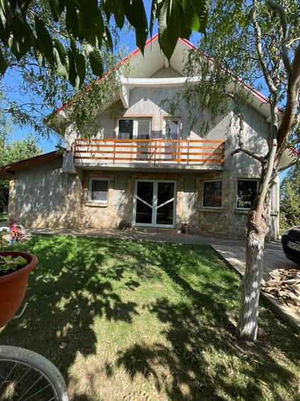 Refugiul Tău Verde: Casă Spațioasă cu Livadă, Anexe și Panouri Solare - 1