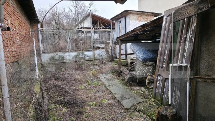 Casa cu acoperisul ars cu teren intravilan, 764 mp, zona Razvad - 8
