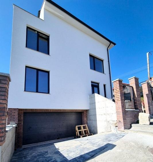 Duplex in Dambul Rotund  cu front la doua strazi - 1