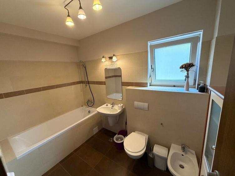 Apartament cu 3 camere decomandat, mobilat în Dumbrăvița
