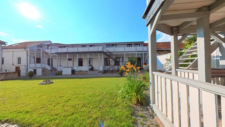 Apartament cu 3 camere - curte cu foisor + spatiu parcat masina - 2